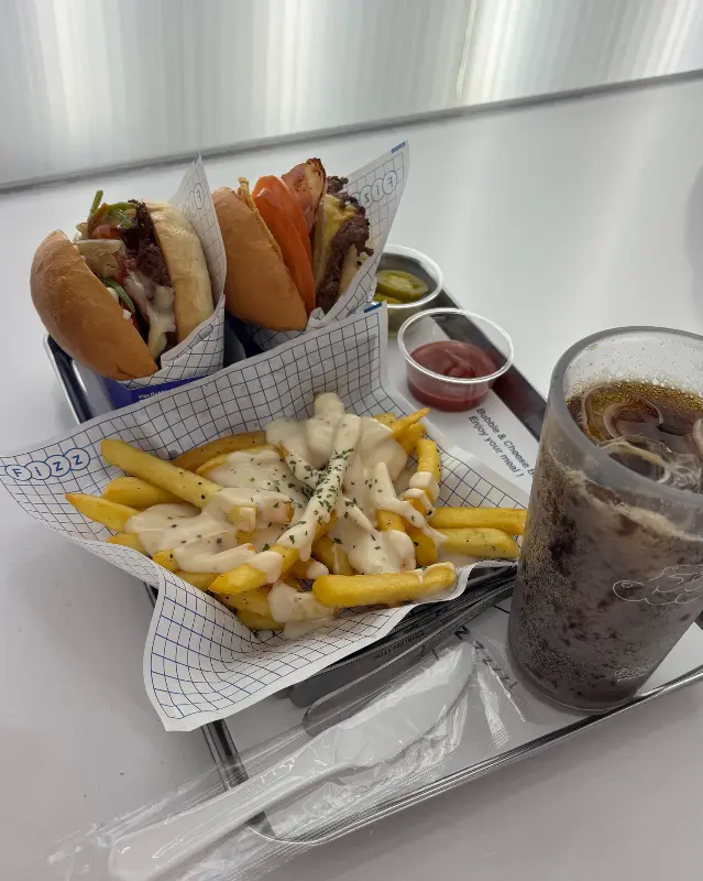 피즈버거와 치즈갈릭 감자튀김