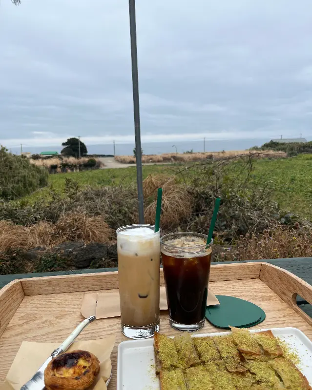 테이블에 놓인 카이막과 음료