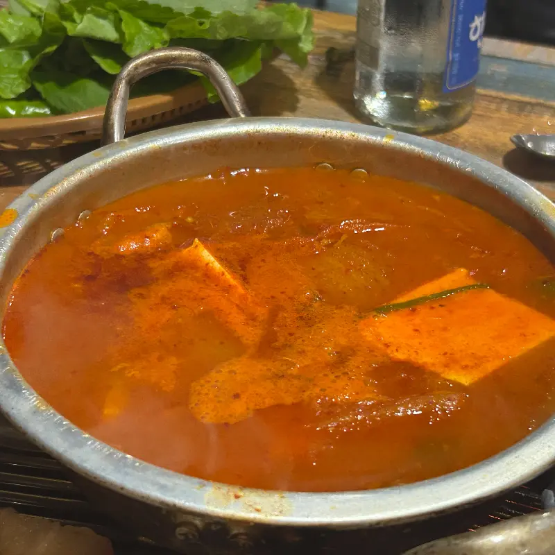 육계절 본점의 김치찌개