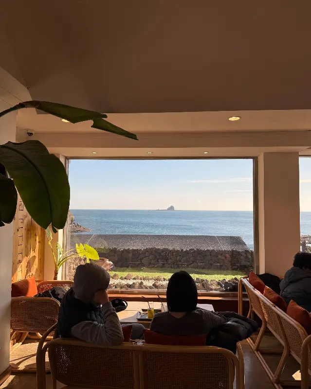 통유리창으로 보이는 바다 풍경