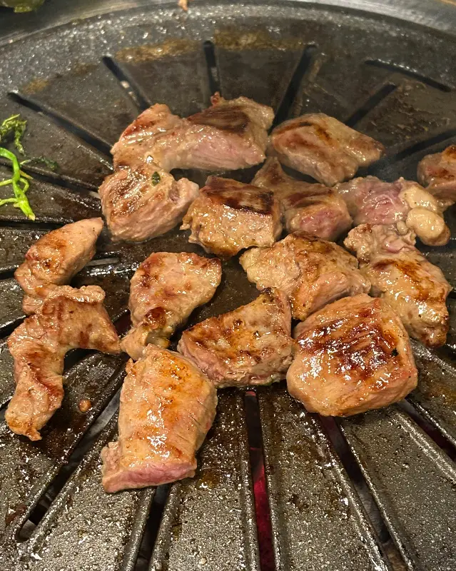 숯불 위에서 익어가는 흑돼지