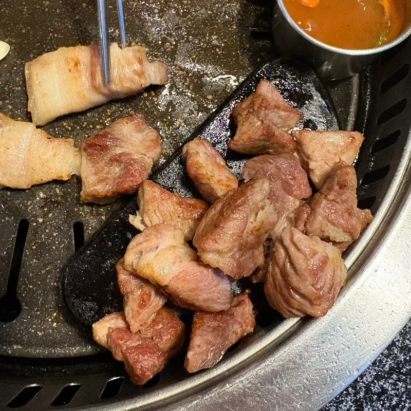 잘 구워진 흑돼지