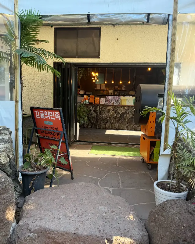 동물 먹이 주기 체험장에서 염소에게 먹이를 주는 모습