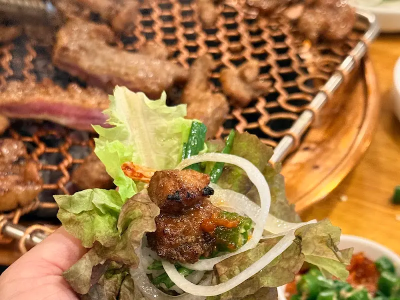 양념갈비를 쌈으로 즐기는 모습