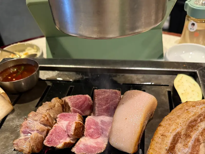 숯불 위에서 노릇하게 익어가는 흑돼지