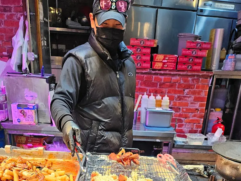 요리하는 청년미남 사장님