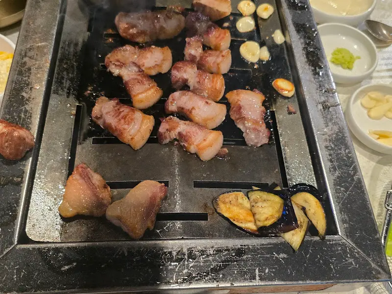 숯불 위에서 구워지는 흑돼지의 향연