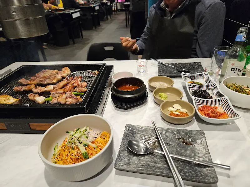 작산 애월점의 테이블 풍경