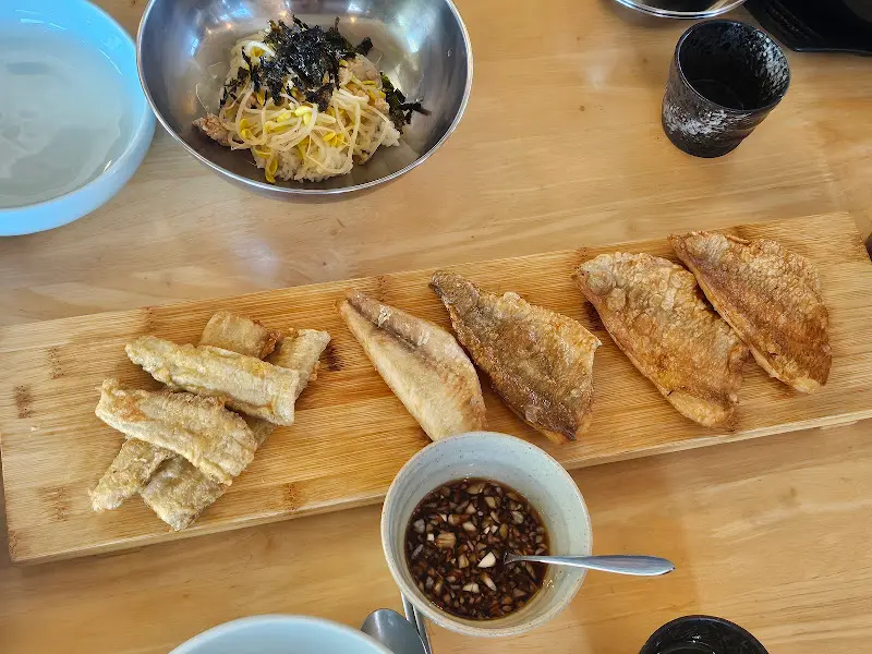 다양한 생선구이가 나무 도마 위에 보기 좋게 담겨 나온 모습