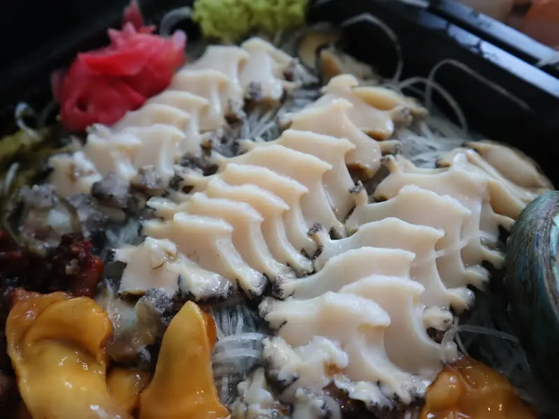 싱싱한 해산물과 곁들임 채소들