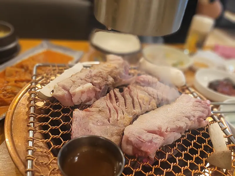 숯불 위에서 익어가는 흑돼지 오겹살