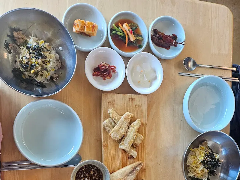 다채로운 밑반찬들이 정갈하게 담겨 나온 모습