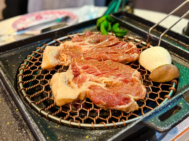 불판 위에서 익어가는 양념 목살갈비