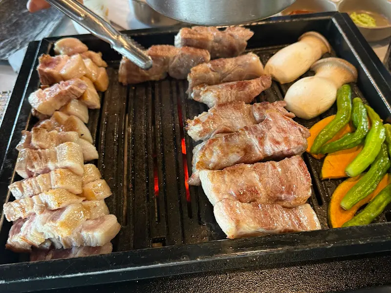 작산 애월점에서 숯불에 구워지고 있는 흑돼지 삼겹살