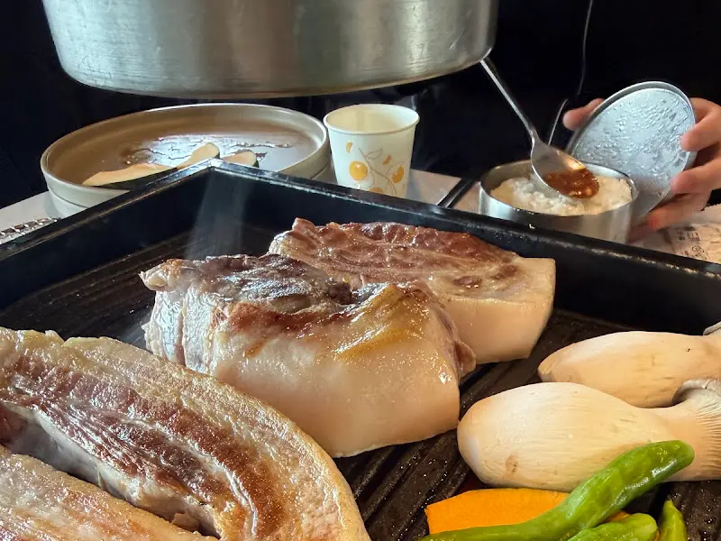 직원분이 직접 구워주는 흑돼지 목살