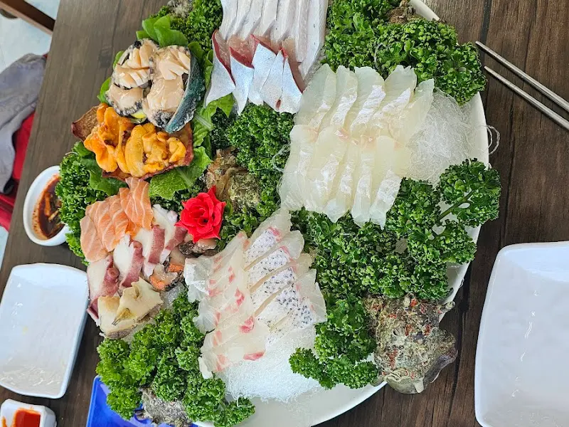 푸짐한 모듬회 한 상 차림