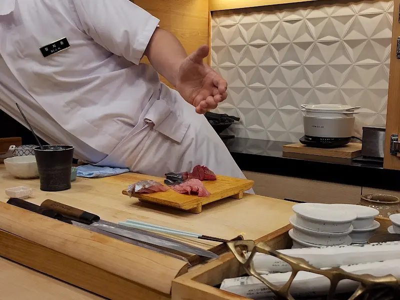 스시를 만드는 셰프의 모습