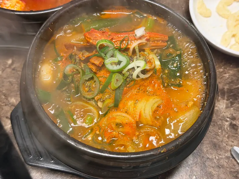 푸짐한 뿔소라 해물뚝배기