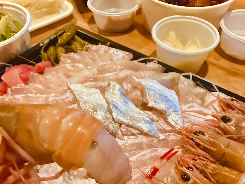 모듬회와 함께 푸짐하게 차려진 한 상