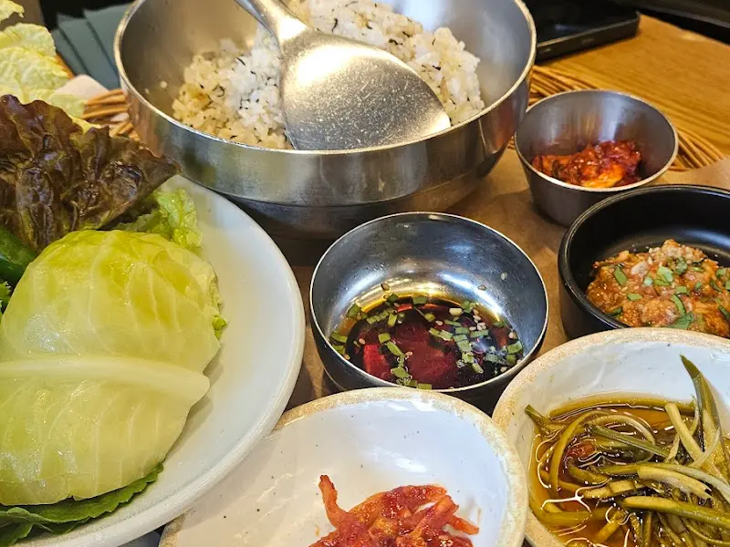 갓 튀겨져 나온 따끈따끈한 새우튀김