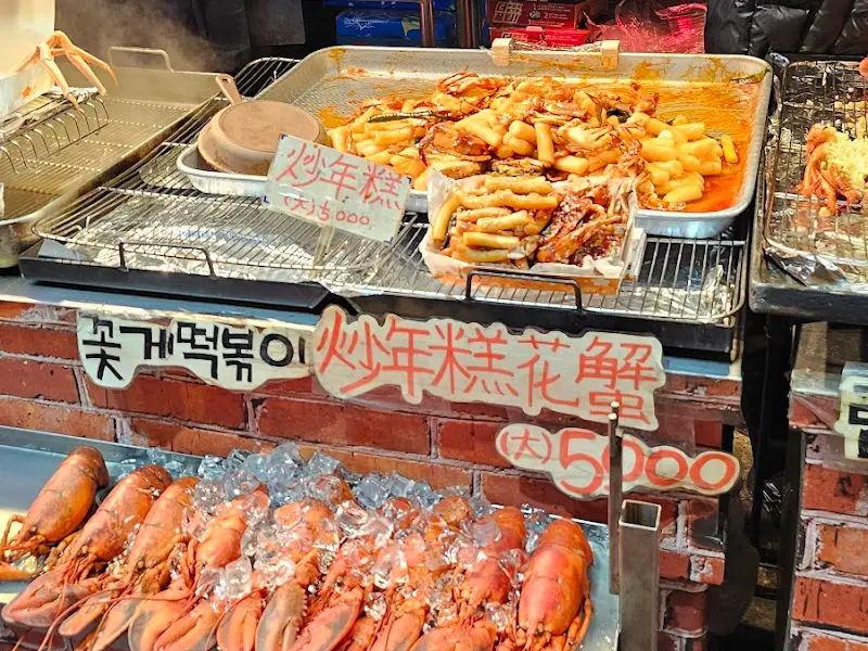 다양한 메뉴를 판매하는 모습