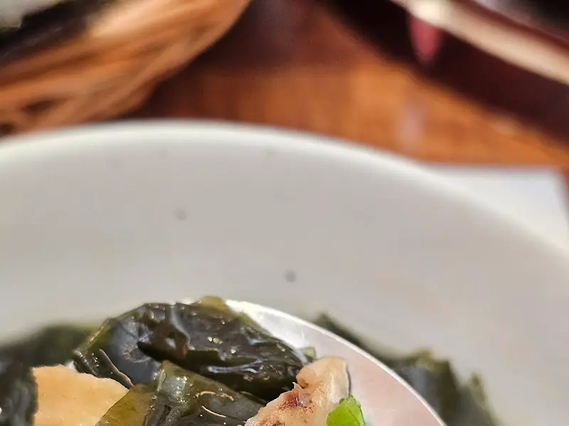 미역국을 떠먹는 모습