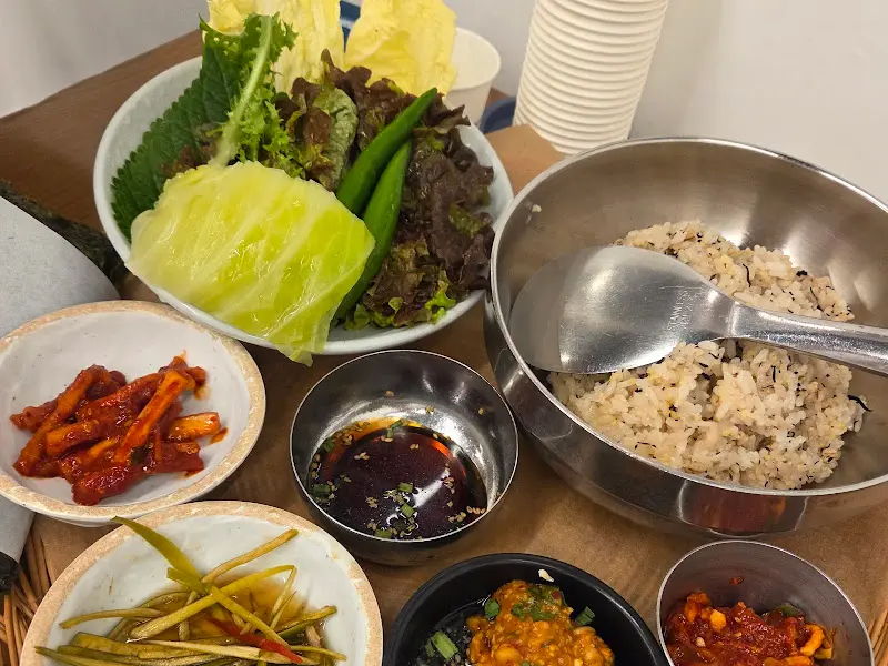 쌈 채소와 밑반찬, 그리고 밥