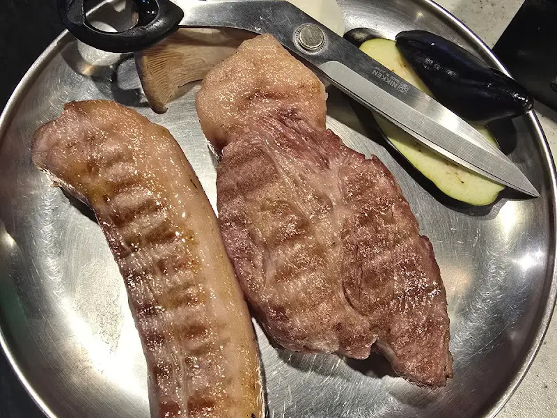 초벌된 흑돼지 목살과 삼겹살