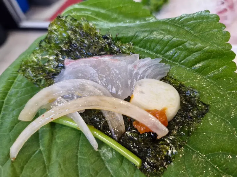 싱싱한 회 한 점을 깻잎에 싸서 냠냠