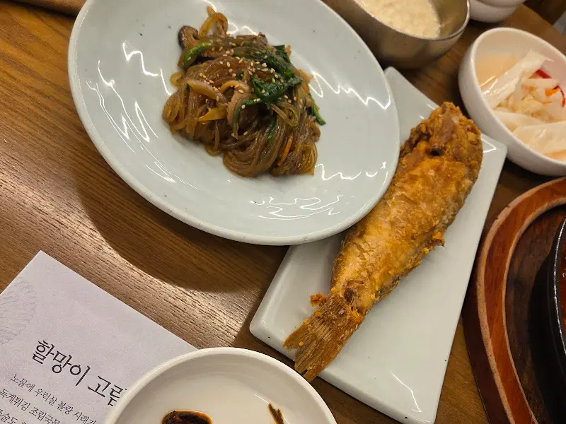 옥돔구이, 잡채, 백김치 등 다양한 밑반찬