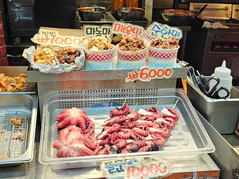 다양한 메뉴가 진열된 모습