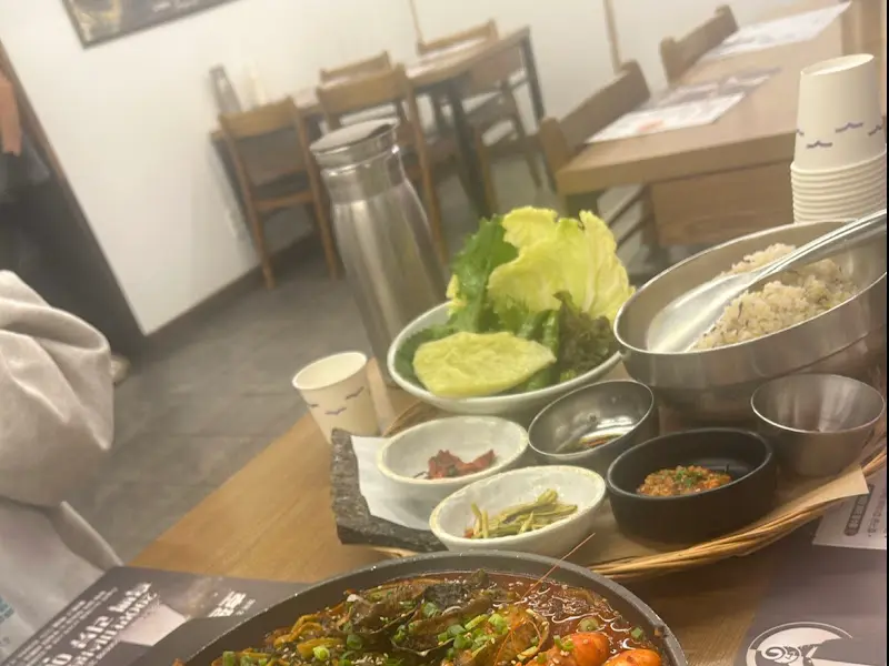 깔끔하고 넓은 식당 내부