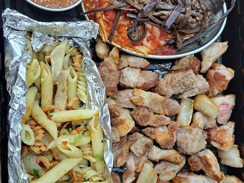 흑돼지 근고기와 호일 파스타