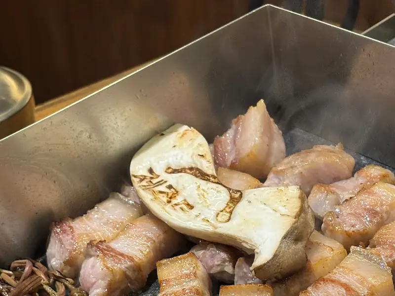 구워지는 오겹살과 버섯