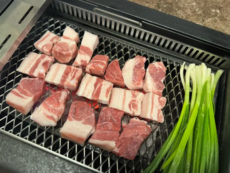 불판 위에 올려진 난축맛돈