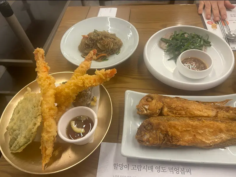 갓 구워져 나온 옥돔구이와 튀김