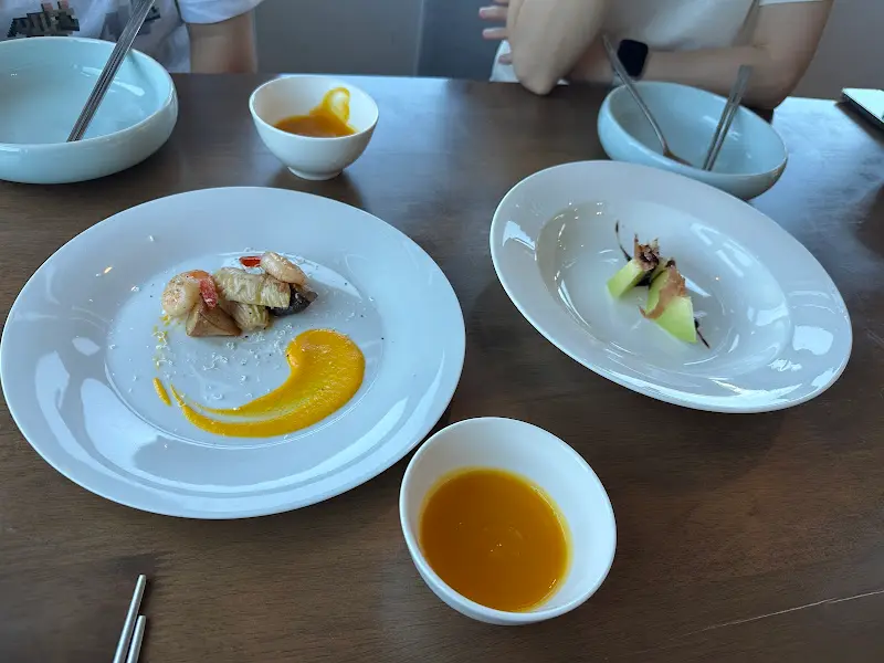 신선한 해산물이 올라간 샐러드