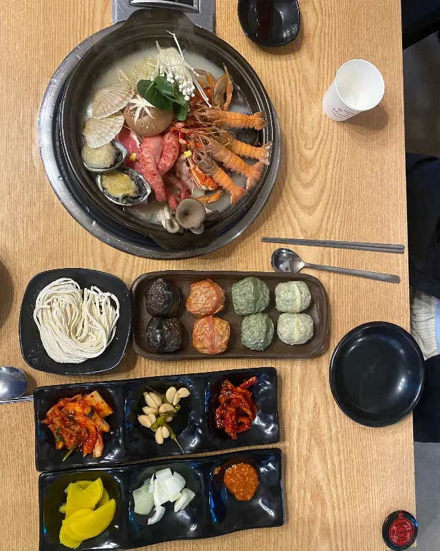 다채로운 색감의 4색 만두