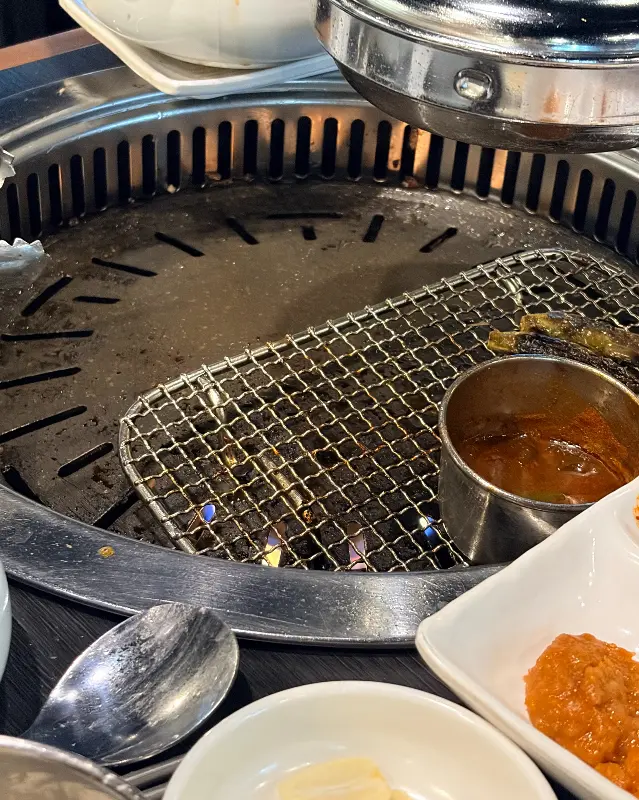 멜젓에 찍은 흑돼지