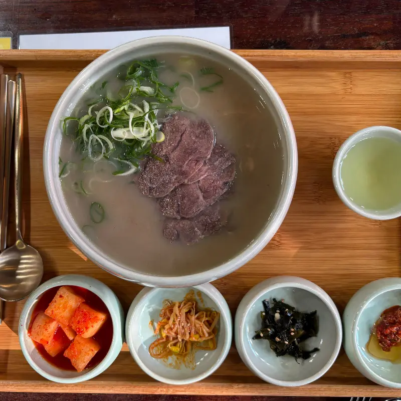맑고 깊은 맛이 일품인 도새기 곰탕