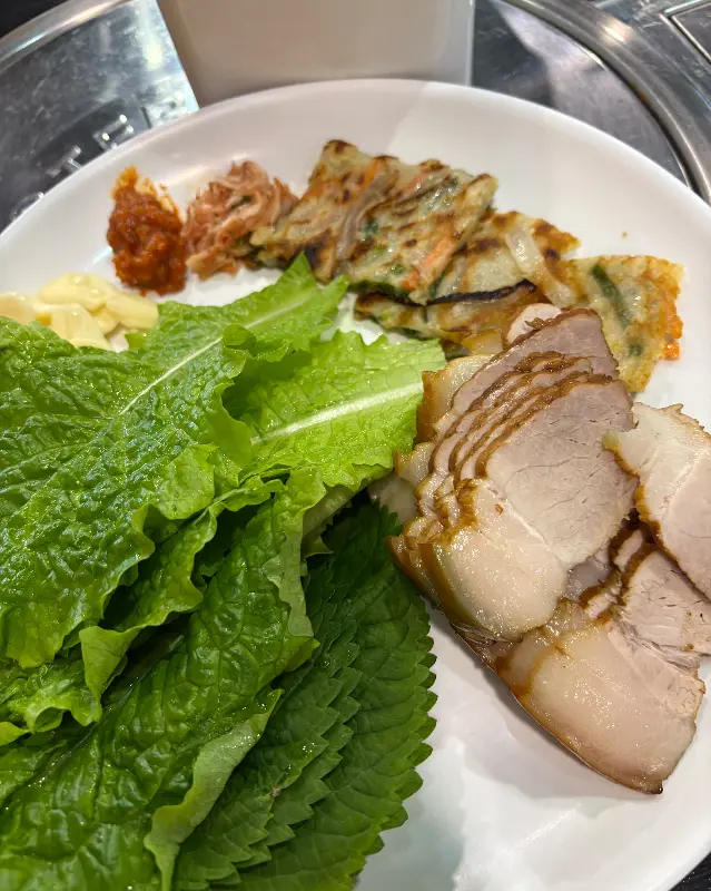 푸짐한 돔베고기 쌈