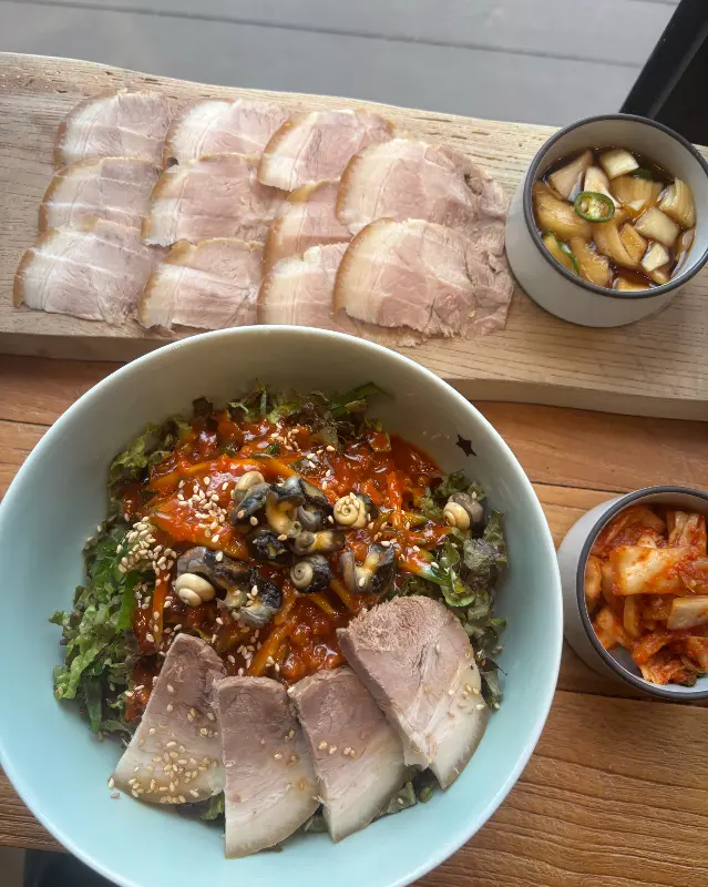 보말 비빔국수와 돔베고기