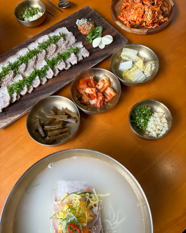 고기국수와 돔베고기 한 상 차림