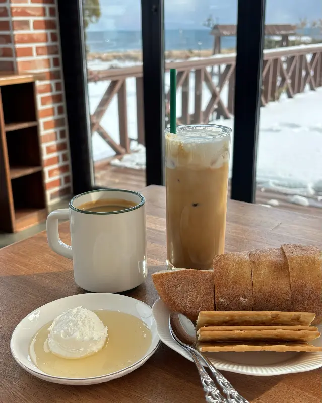 카이막과 곁들여 먹기 좋은 바게트와 음료