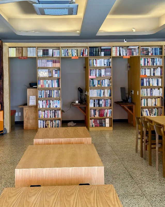 카페 내부 서가