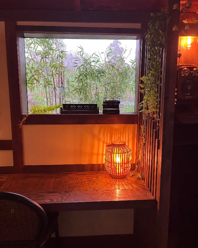 아늑한 분위기의 창가 좌석