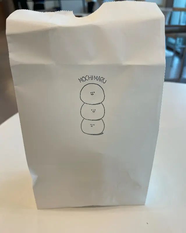 모찌마루 로고가 그려진 깔끔한 포장 봉투