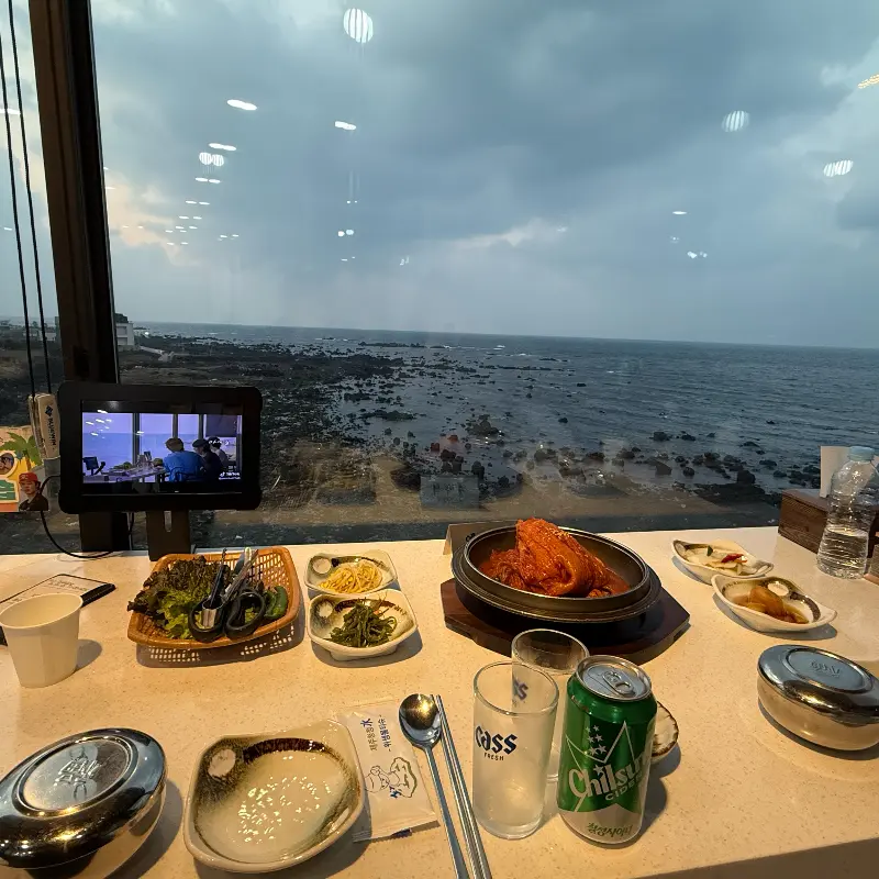 창밖으로 제주 바다가 보이는 식당 내부