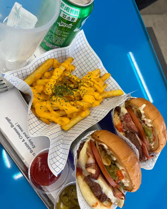 피즈버거 햄버거와 음료