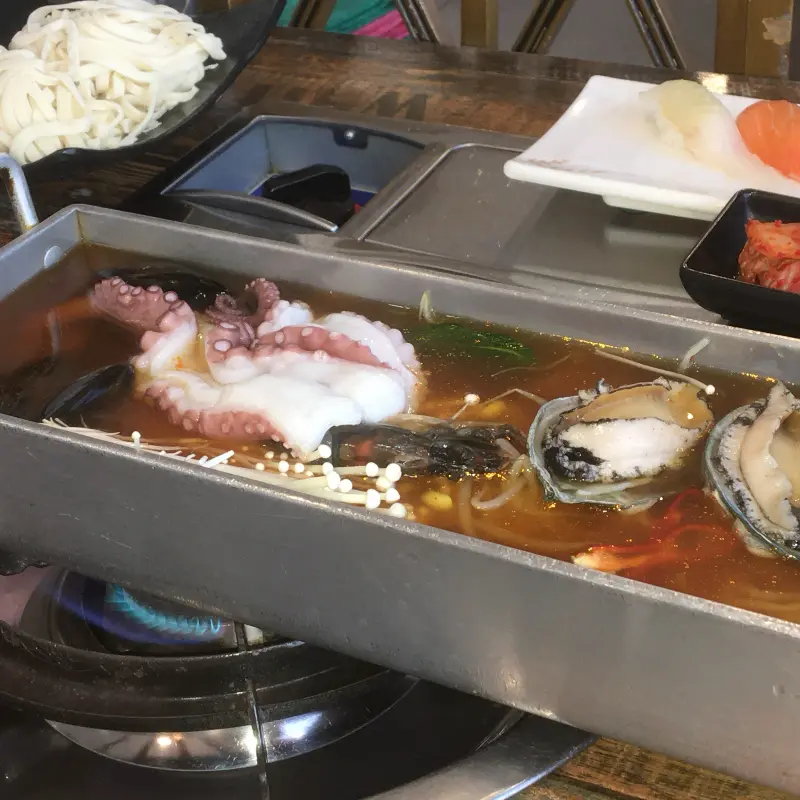 다양한 해산물이 푸짐하게 들어간 해물칼국수